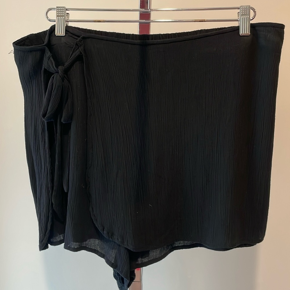 Gap black pull on skort